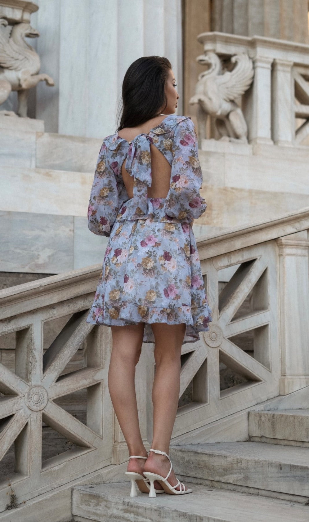 Ефирна къса рокля с гол гръб и флорални мотиви - Didro