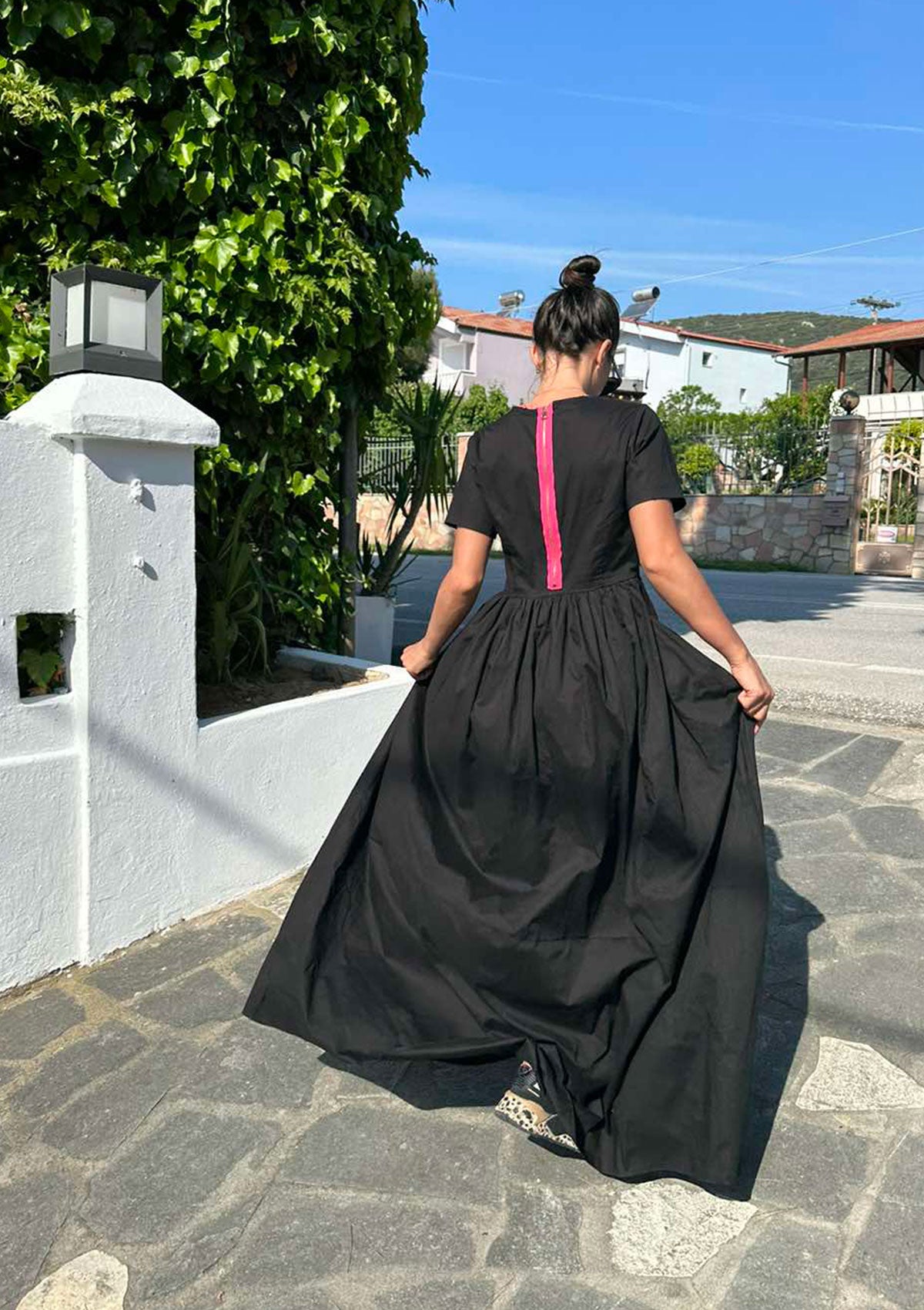 Дълга черна рокля с цикламен цип на гърба Didro