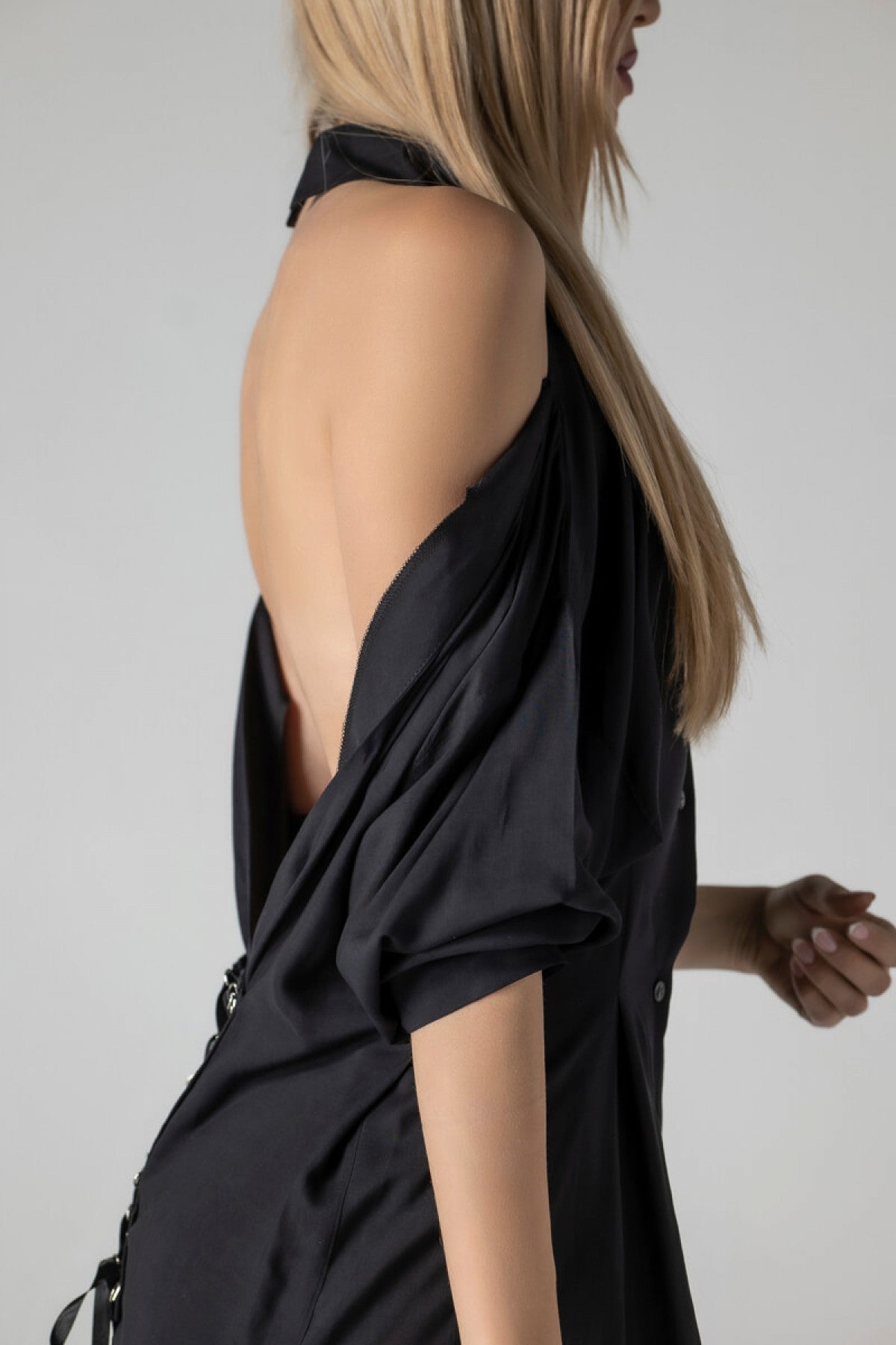 Рокля-риза с гол гръб в черен цвят Didro