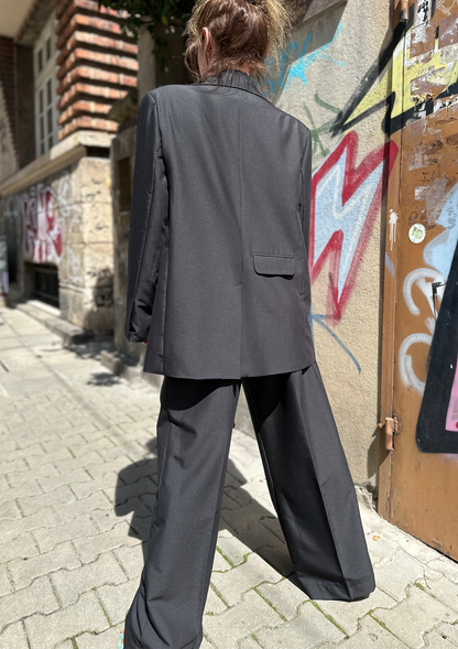Комплект сако и панталон в черен цвят с ефектни детайли на гърба Didro