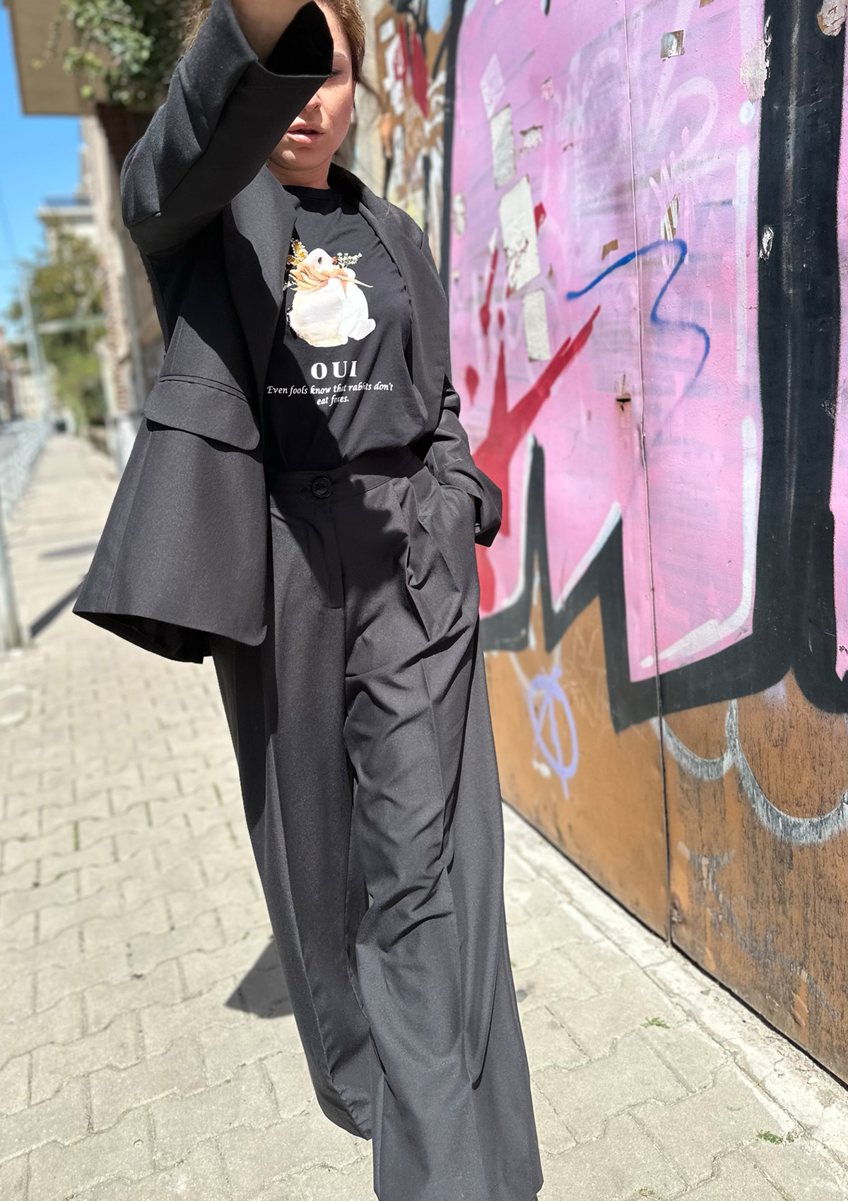 Комплект сако и панталон в черен цвят с ефектни детайли на гърба Didro